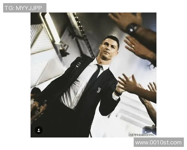 足球巨星C罗夜店狂欢尽显魅力与活力引发粉丝热议 足球巨星C罗夜店狂欢尽显魅力与活力引发粉丝热议